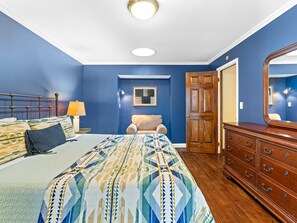 7 bedrooms, iron/ironing board, WiFi, bed sheets