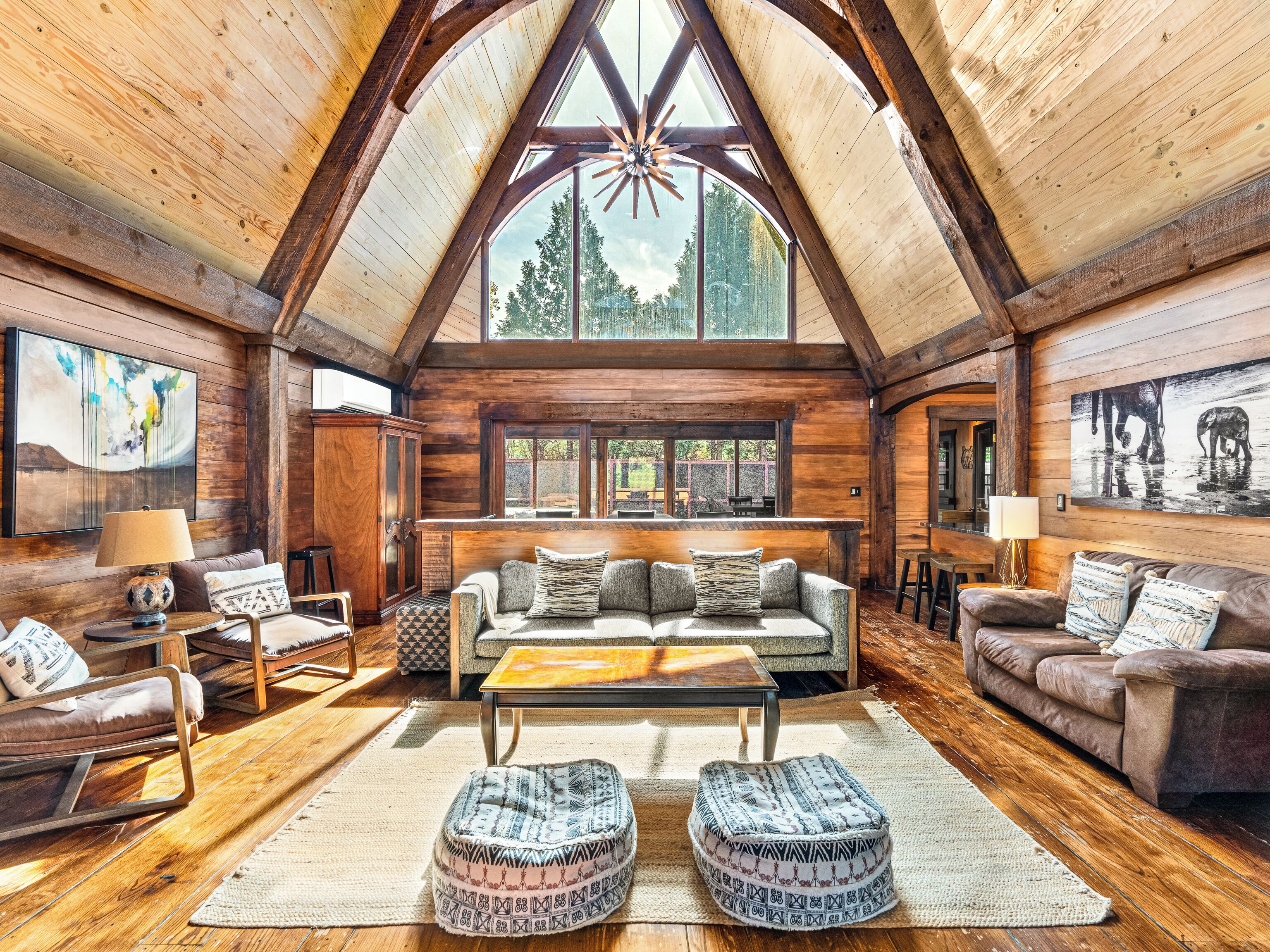 Télévision, cheminée, jeux vidéo, baby-foot