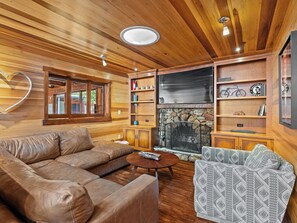 Fernseher, Kamin, Videospiele, Tischfußball