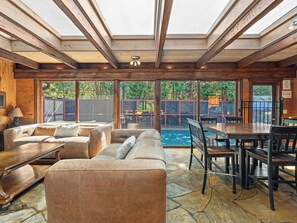 Fernseher, Kamin, Videospiele, Tischfußball