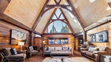 Televisie, een open haard, videospelletjes en tafelvoetbal