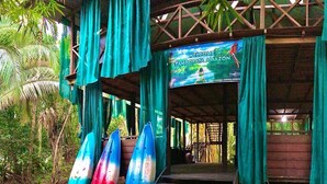 Une structure en bois sur laquelle est affichée une pancarte indiquant : « Bienvenue à Tambopata, au cœur de l’Amazonie ».