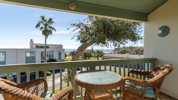 Condo (2 Bedrooms) | Front of property