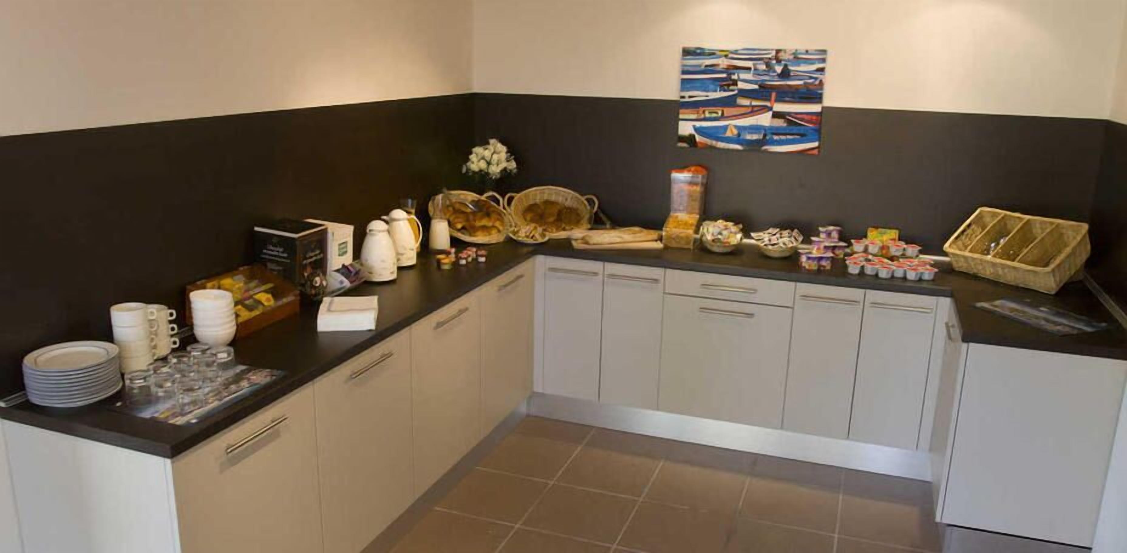 Un buffet de petit-déjeuner proposant une variété d'aliments et de boissons.