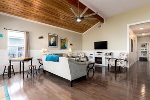 House (4 Bedrooms) | Property amenity - The Cat's Meow by Miss Kitty’s (Rockport)