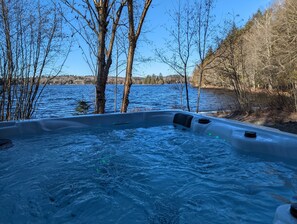 Outdoor spa tub - The Starry beach, lake front cottage (Amherst)