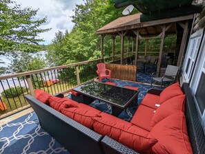 Outdoor dining - The Starry beach, lake front cottage (Amherst)