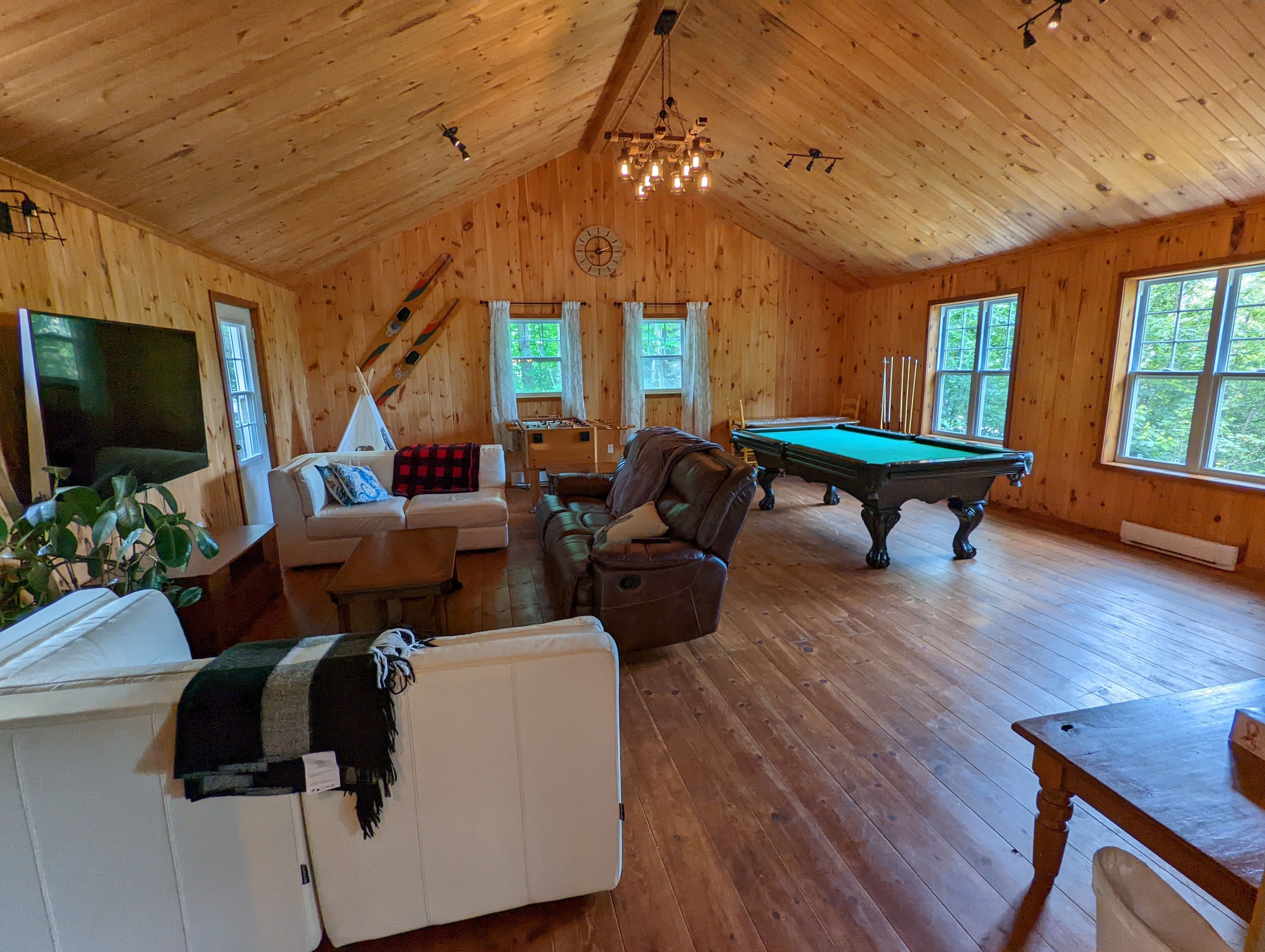 Smart TV, fireplace, table football