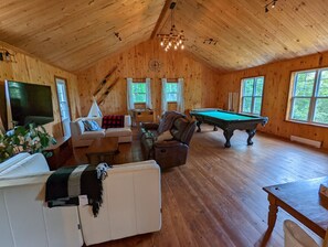 TV connectée, cheminée, baby-foot