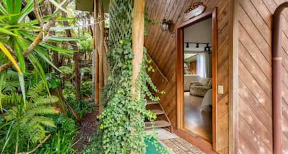 Relaxing 2-bedroom Lodge in Volcano with Hot Tub