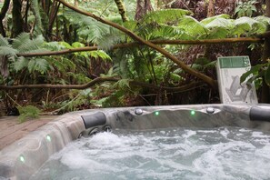 Tina de hidromasaje al aire libre