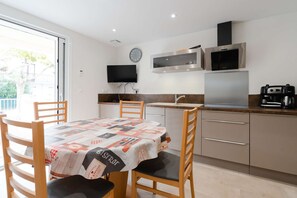 Geladeira, micro-ondas, fogão, lava-louças