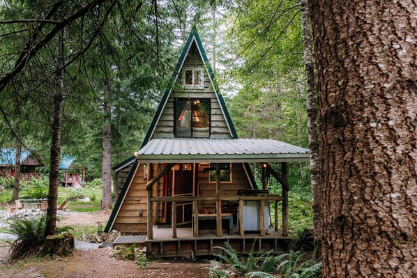 Exterior - The A-Frame @ SkyCamp: Classic cabin with Hot Tub and BBQ near Stevens Pass (Skykomish)