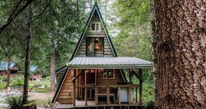 The A-Frame @ SkyCamp: Classic cabin with Hot Tub and BBQ near Stevens Pass