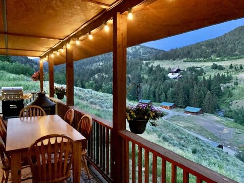 `Mammoth Overlook of Yellowstone` Mountain Views! Near North Entrance!
