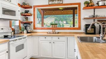 Jääkaappi, mikroaaltouuni, uuni, liesi