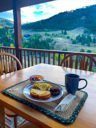 `Mammoth Overlook of Yellowstone` Mountain Views! Near North Entrance!