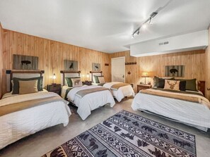 3 habitaciones, escritorio y tabla de planchar con plancha