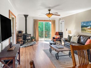 Smart TV, fireplace, books - `Mammoth Overlook of Yellowstone` Mountain Views! Near North Entrance! (Gardiner)