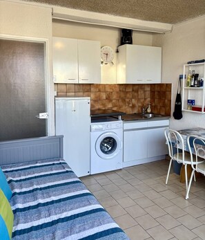 Een koelkast, een microgolfoven, een broodrooster