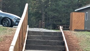 Un conjunto de escalones de madera al aire libre que conducen a un edificio.