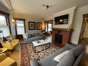 Televisión, chimenea y libros 