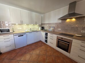 Geladeira, fogão, cooktop, lava-louças