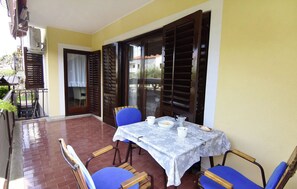 تناول الطعام بالخارج