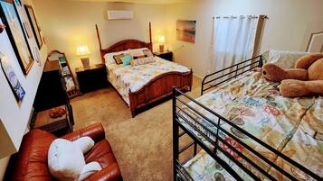 9 habitaciones, escritorio y tabla de planchar con plancha