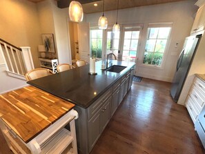 Fridge, microwave, oven, stovetop - Grand Waterfront-Luxury 4-Level Lakefront Retreat, Community Pool (Langley)