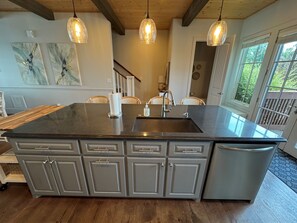 Fridge, microwave, oven, stovetop - Grand Waterfront-Luxury 4-Level Lakefront Retreat, Community Pool (Langley)