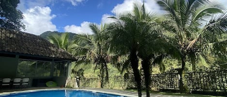 Una piscina al aire libre, una piscina climatizada