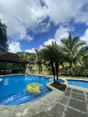 Una piscina al aire libre, una piscina climatizada