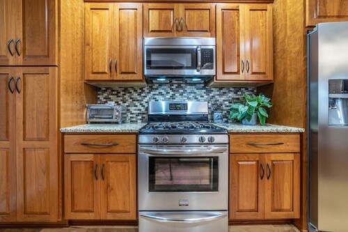 Steps from WLU & VMI Loft with Private Parking