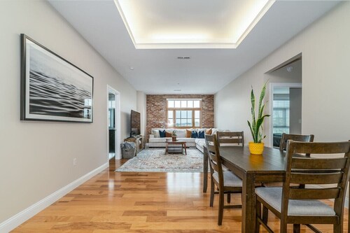 Steps from WLU & VMI Loft with Private Parking