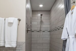 Baignoire, sèche-cheveux, serviettes fournies
