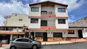 Un immeuble de deux étages sur lequel est apposée une enseigne indiquant qu’il s’agit d’un hôtel.