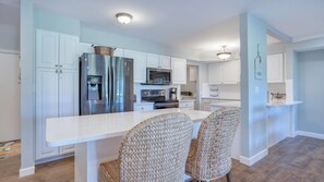 Fridge, microwave, oven, stovetop - Family Villa w/ Large Deck&Golf Views, Near Pool/Beach, Bikes (Hilton Head Island)