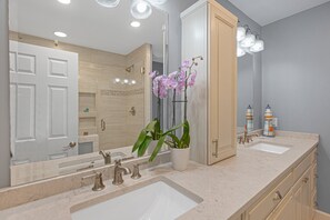 Combined shower/tub, towels