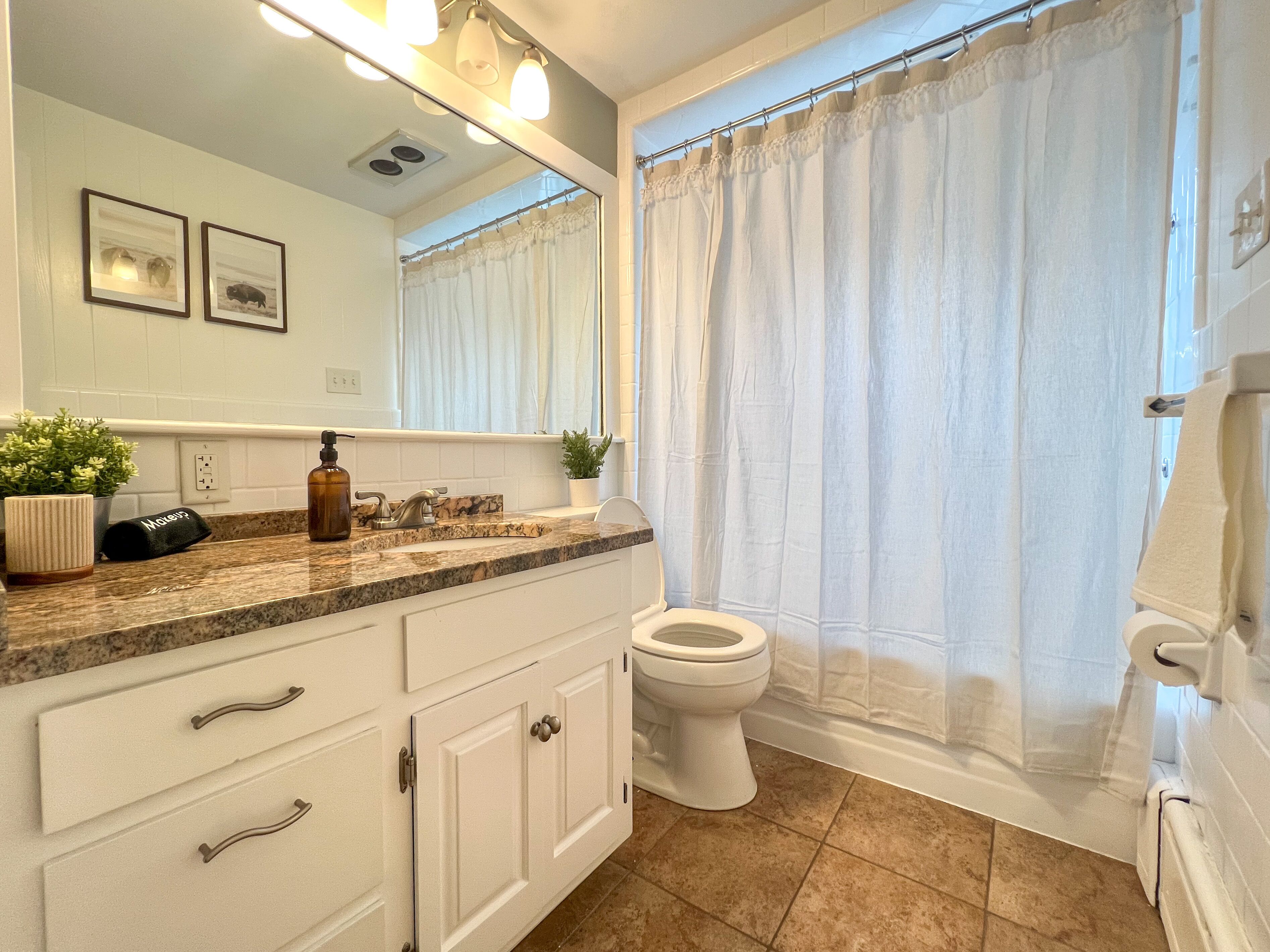 Regadera, secadora de cabello, toallas, jabón 