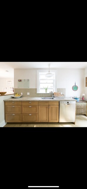 Réfrigérateur, un four, surface de cuisson, lave-vaisselle