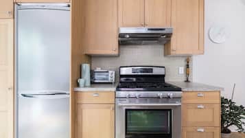 Fridge, oven, stovetop, dishwasher