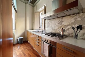 Kühlschrank, Ofen, Herdplatte, Geschirrspüler