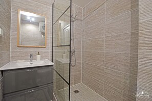 Douche, sèche-cheveux, serviettes fournies, savon