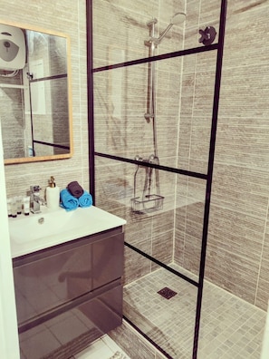 Dusche, Haartrockner, Handtücher, Seife