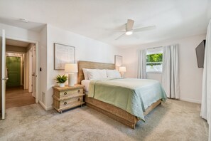 4 bedrooms, iron/ironing board, travel cot, free WiFi - 4 bedroom home with heated saltwater pool and hot tub. Close to the beach! (Seminole)