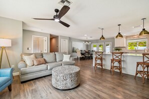 Smart TV - 4 bedroom home with heated saltwater pool and hot tub. Close to the beach! (Seminole)