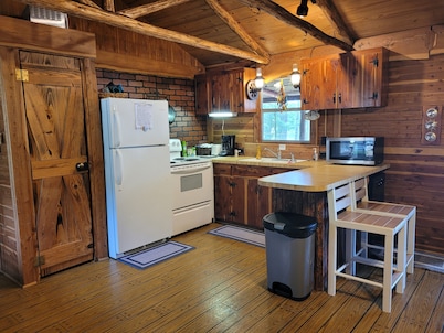 Lakefront Cedar Cabin-South Toledo Bend-fishing pier,dock-covered parking-pets👌