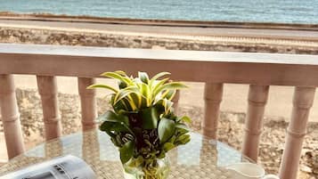 Habitación, balcón, vista al mar | Vista desde la habitación