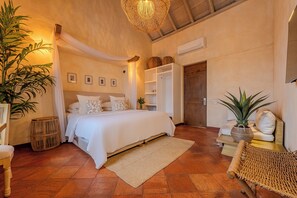 Ropa de cama hipoalergénica y caja de seguridad en la habitación 